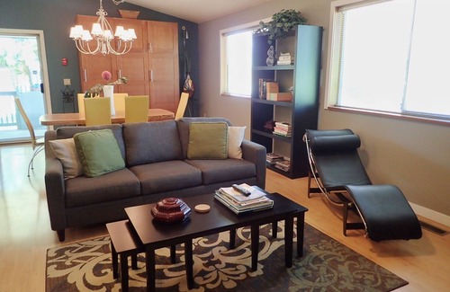 Langley House | WINE COUNTRY GUEST HOUSE - Walk to Winery & Berry Farm - Spacious - Vancouver