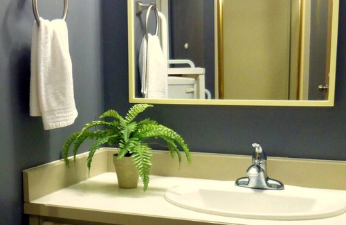 Langley House | WINE COUNTRY GUEST HOUSE - Walk to Winery & Berry Farm - Spacious - Vancouver