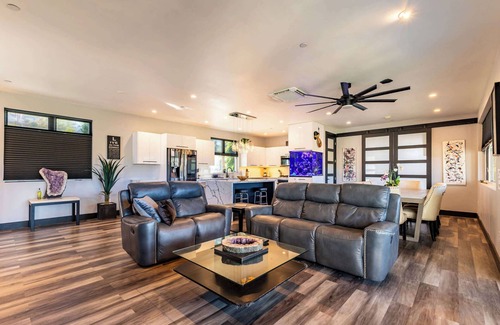 Riebli-Wallace Neighborhood Group House | Wine Country Villa, Hot Tub & Pet Friendly