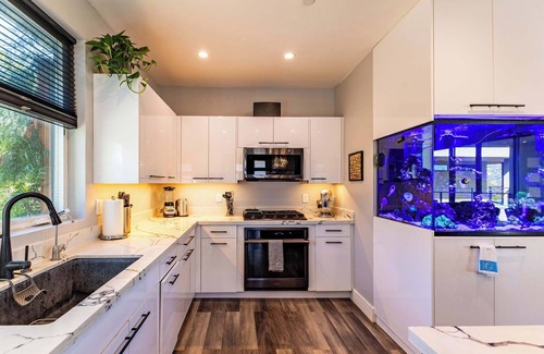 Riebli-Wallace Neighborhood Group House | Wine Country Villa, Hot Tub & Pet Friendly