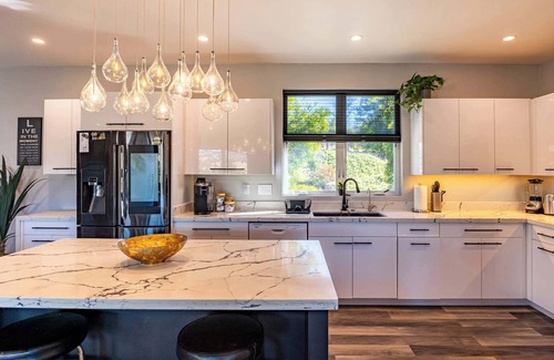 Riebli-Wallace Neighborhood Group House | Wine Country Villa, Hot Tub & Pet Friendly