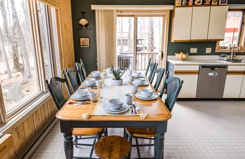 West Dover Ski Chalet | Wine Moose Hot tub Fireplace Sauna 9min to Mt Snow