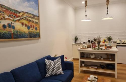 Red Hill Bed & Breakfast | Winemakers Cottage at Treetops Red Hill