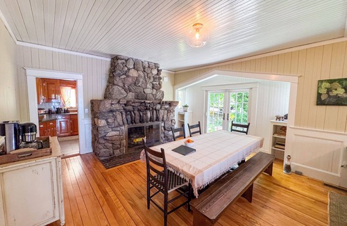 Prides Crossing Cottage | WINTER 2025 PROMO -Lakefront 2 Bed/3 bath + Extra Bed off of living room