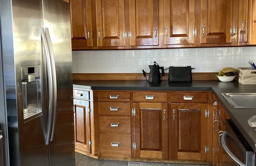 Prides Crossing Cottage | WINTER 2025 PROMO -Lakefront 2 Bed/3 bath + Extra Bed off of living room