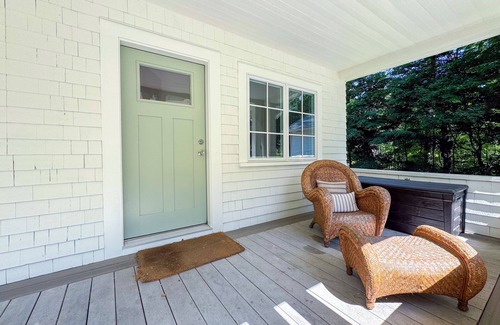 Prides Crossing Cottage | WINTER 2025 PROMO -Lakefront 2 Bed/3 bath + Extra Bed off of living room