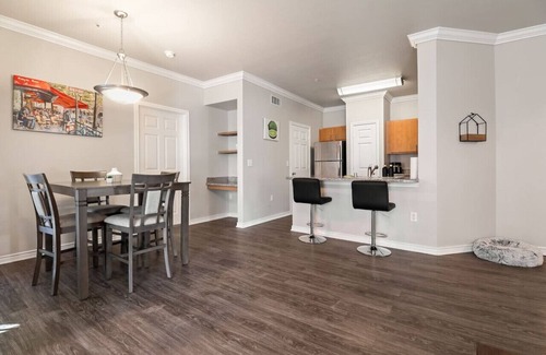 Riverpark West Apartment | Winter Cozy Stay: Family & Corporate Friendly