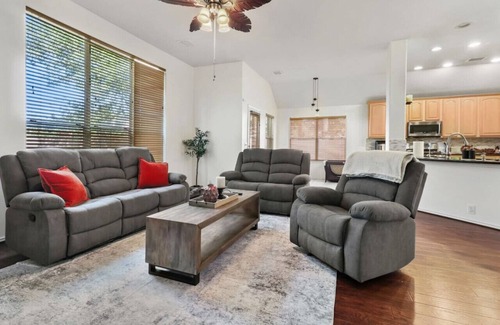 Cinco Ranch House | Winter Cozy Stay: Family & Corporate Friendly