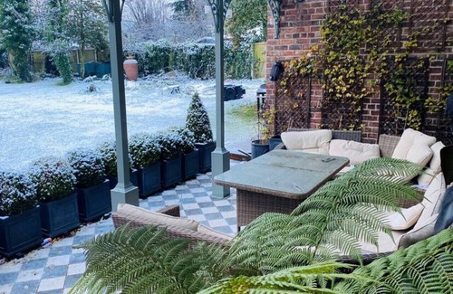 Huyton House | Winter Escape with heated pool