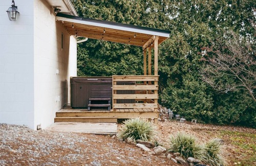 Willow Street House | Winter Getaway|Hot tub|Fireplace|Fire-pit|Smart TV