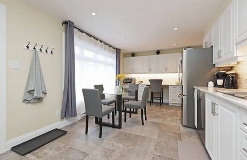 Cabbagetown South Apartment | Winter Price Reduction! Fully-Equipped Downtown Studio Apartment