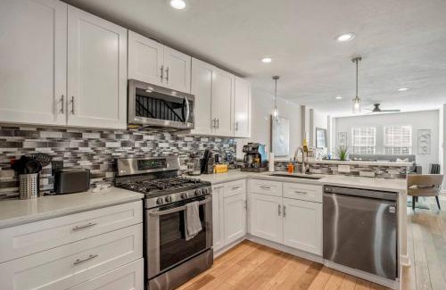 Washington Ave./ Memorial Park House | Winter Retreat 3b 3ba Huge backyard Mins from Downtown