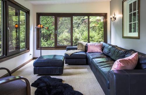 Olinda House | Winter Rose - Gorgeous historic house within 3 acres of gardens which exudes the comfort and peace of yesteryear.