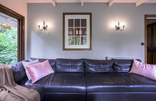 Olinda House | Winter Rose - Gorgeous historic house within 3 acres of gardens which exudes the comfort and peace of yesteryear.