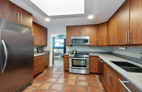 Three Oaks House | Winter Special! Heated Pool Opens May 20, Tesla Charger, Peloton, Hot Tub
