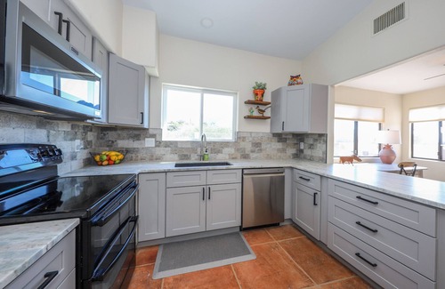Monte Del Oro House | Winter Sun & Heated Pool Bliss! Family friendly.
