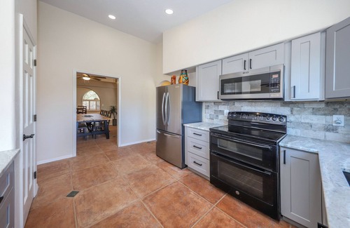 Monte Del Oro House | Winter Sun & Heated Pool Bliss! Family friendly.
