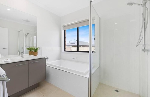 Delacombe Apartment | Winter Valley Retreat - Palatial Pad in the Valley!