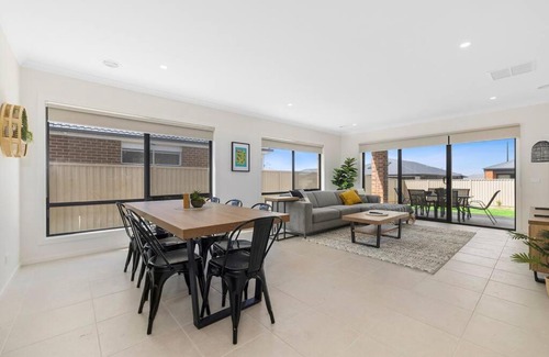 Delacombe Apartment | Winter Valley Retreat - Palatial Pad in the Valley!