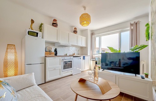 Le Mourillon Apartment | Wisdom Monkeys Apartment - Balcony & AC