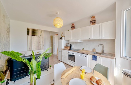 Le Mourillon Apartment | Wisdom Monkeys Apartment - Balcony & AC