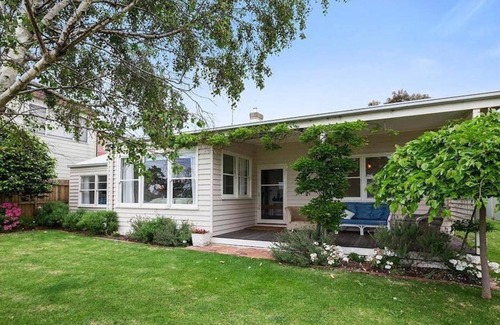 Indented Head Cottage | Wisteria Cottage - opposite beach