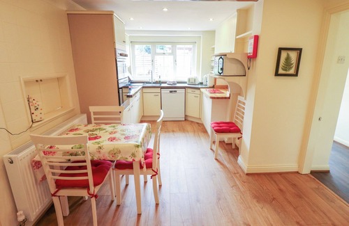 Kneesall Cottage | WISTERIA COTTAGE, family friendly in Sherwood Forest