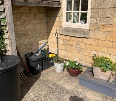 Cow Honeybourne House | Wisteria Cottage , Pretty Cotswold Cottage close to Chipping Campden
