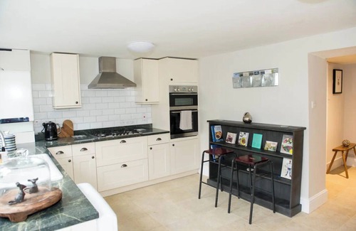 Bourton Cottage | Wisteria Cottage, 5* Location, Parking, Cotswolds