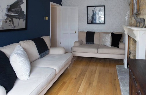 Bourton Cottage | Wisteria Cottage, 5* Location, Parking, Cotswolds