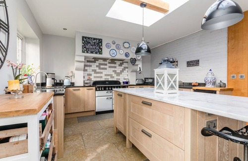 Henfield House | Wisteria House- Pretty country home dog friendly on request