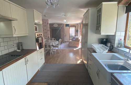 Hollym House | Wisteria lodge Beautiful cottage with hot tub , summer availability,beach wifi
