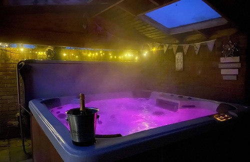 Hollym House | Wisteria lodge Beautiful cottage with hot tub , summer availability,beach wifi