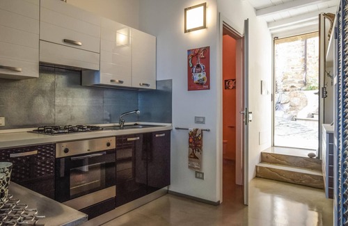 Tusa Apartment | With a beautiful view of the sea, this comfortable vacation apartment in Tusa welcomes you.