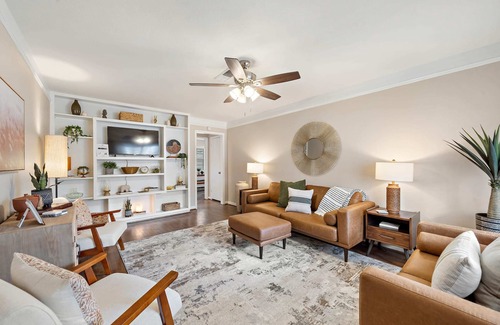 Deer Park House | with Arcade and Covered Patio Sleep 9 in this 4 Bedroom 2 Bath Home 5 star host