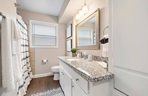 Deer Park House | with Arcade and Covered Patio Sleep 9 in this 4 Bedroom 2 Bath Home 5 star host