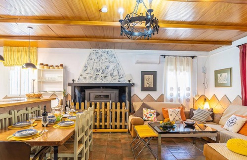 Alhama de Granada House | With breathtaking views in the middle of nature, this spacious and family vacation home with swimmin