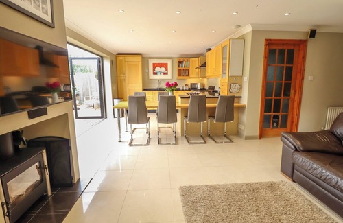 Lincoln House | WITHAM VIEW, pet friendly, with open fire in Lincoln