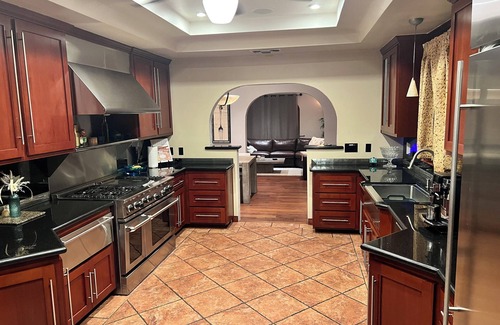 Belmont Shore House | Within steps of the beach, your Long Beach get away in Belmont Shore.