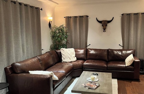 Belmont Shore House | Within steps of the beach, your Long Beach get away in Belmont Shore.
