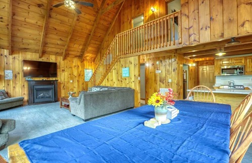 Flat Hollow Marina Cabin | Witt's Cove Landing Lakefront, cov'd dock+hot tub