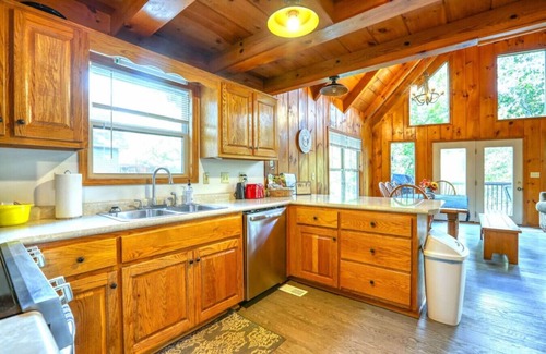 Flat Hollow Marina Cabin | Witt's Cove Landing Lakefront, cov'd dock+hot tub