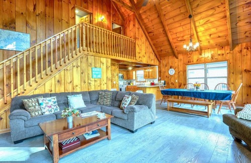 Flat Hollow Marina Cabin | Witt's Cove Landing Lakefront, cov'd dock+hot tub