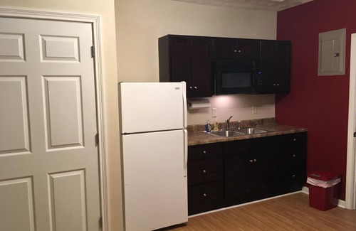 Bowling Green House | WKU, Beechbend & BG Visitors- This Suite Retreat is For YOU!