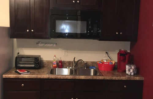 Bowling Green House | WKU, Beechbend & BG Visitors- This Suite Retreat is For YOU!