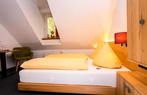 Willebadessen Hotel | Wohlfühlhotel IM SCHLOSSPARK - Self CheckIn