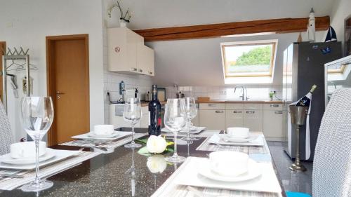 Western Ring Area Apartment | Wohnung Famous, 100qm, Klima, Loggia, 24h Checkin, bis 5 Personen
