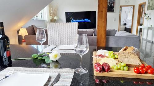 Western Ring Area Apartment | Wohnung Famous, 100qm, Klima, Loggia, 24h Checkin, bis 5 Personen