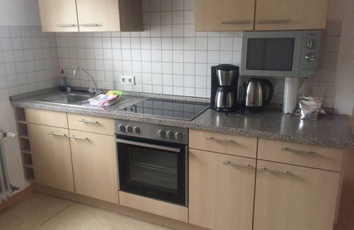 Dasing Apartment | Wohnung Orange - Helle FeWo mit gemütlicher Sitzecke und kostenfreiem WLAN