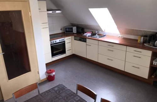 Dasing Apartment | Wohnung Orange - Helle FeWo mit gemütlicher Sitzecke und kostenfreiem WLAN